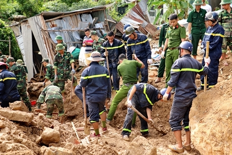 Công an dầm mưa, bất chấp hiểm nguy cứu nạn ở vùng lũ Nha Trang
