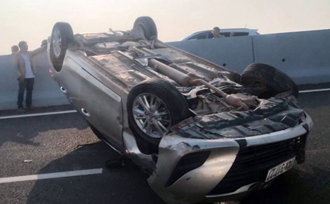 Kia gây tai nạn bỏ chạy tông lật ngửa Vios trên cao tốc Hạ Long – Hải Phòng 