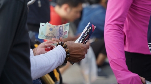 Phe vé đang trục lợi từ tình yêu của người hâm mộ