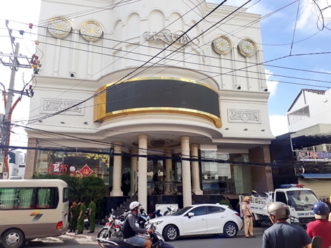 Tạm giữ nhiều thanh niên nghi sử dụng ma túy tại quán karaoke Luxury