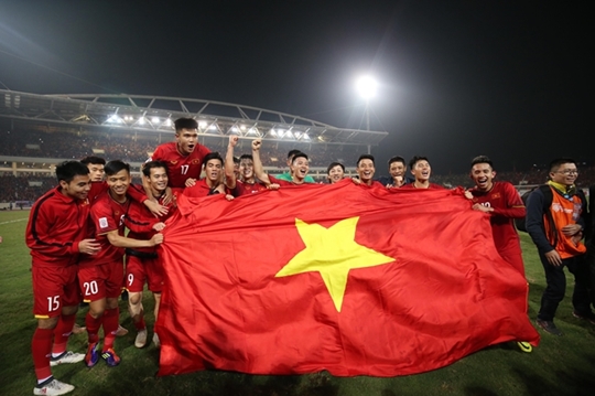 Trên đỉnh vinh quang, nhìn lại để bay cao hơn