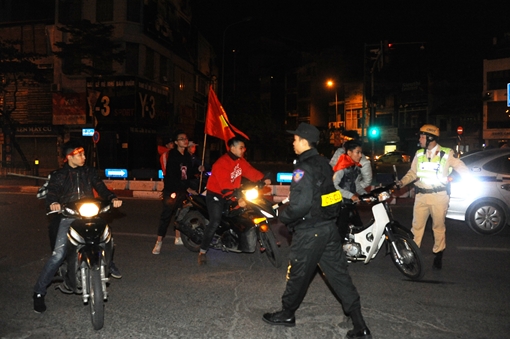 Những người lính Thủ đô trắng đêm giữ niềm vui thêm trọn vẹn