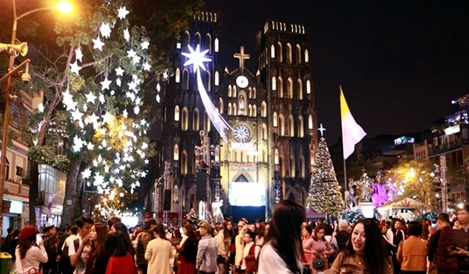 Người dân xuống đường đón Giáng sinh