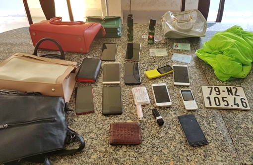 Hai kẻ “ăn bay” dùng hơi cay chống trả công an