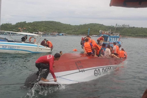 Lật tàu du lịch trên vịnh biển Nha Trang, ít nhất 2 người tử nạn