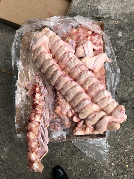 Xe bán tải chở gần nửa tấn cánh gà nhập lậu