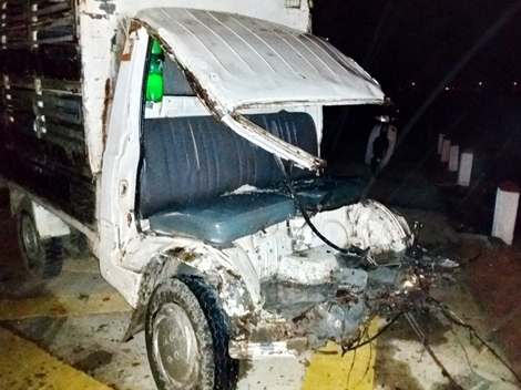 Tài xế xe tải may mắn thoát chết sau khi bị tàu lửa tông