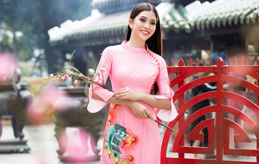 Hoa hậu Tiểu Vy đón xuân trong tà áo dài lấy cảm hứng từ phố cổ Hội An