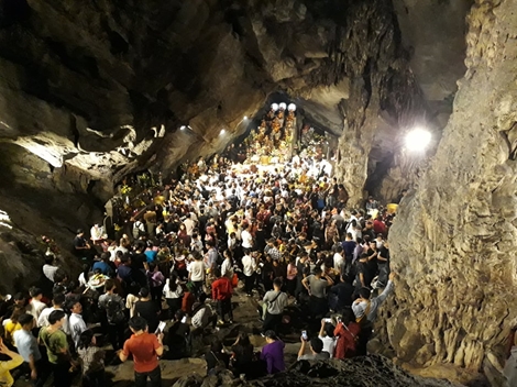 Vạn người đi Khai hội chùa Hương từ nửa đêm