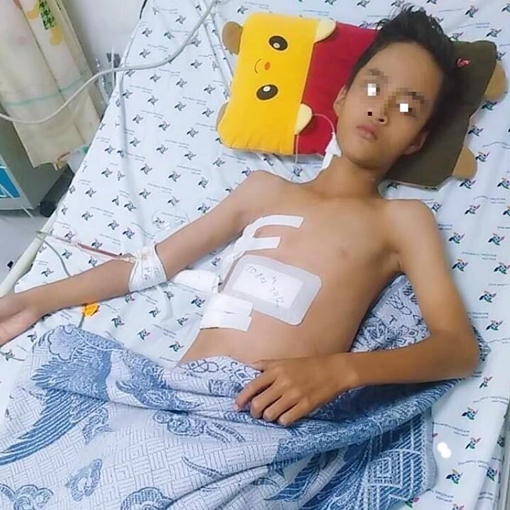 Hãy giúp đỡ thiếu niên 13 tuổi bị thanh sắt đâm xuyên ngực bụng