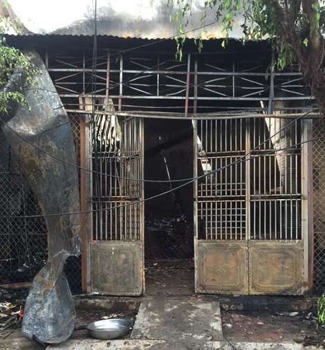 Căn nhà bị thiêu rụi cùng chiếc Toyota Camry lúc nửa đêm