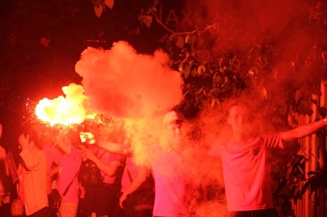 Chấn chỉnh và xử lý nghiêm vụ đốt pháo sáng trên sân Hàng Đẫy