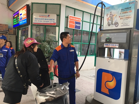 Xăng RON95 giảm gần 400 đồng/lít 