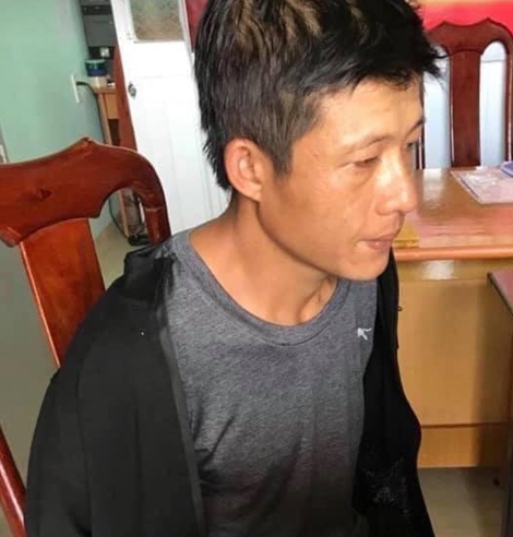 Tên cướp xông vào tiệm vàng đập vỡ tủ kính cướp 3 sợi dây chuyền