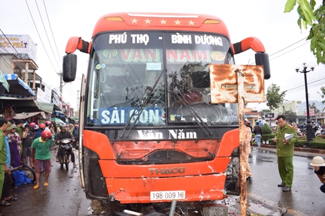 Giây phút xe khách tông 5 người thương vong qua lời kể của nhân chứng