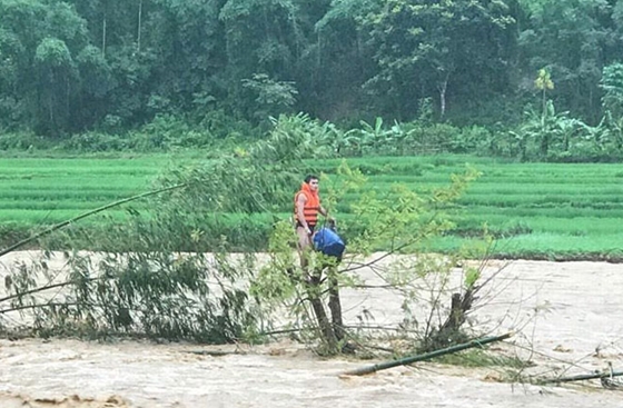 Công an Thanh Hoá vật lộn trong lũ dữ cứu người dân mắc kẹt trên cây