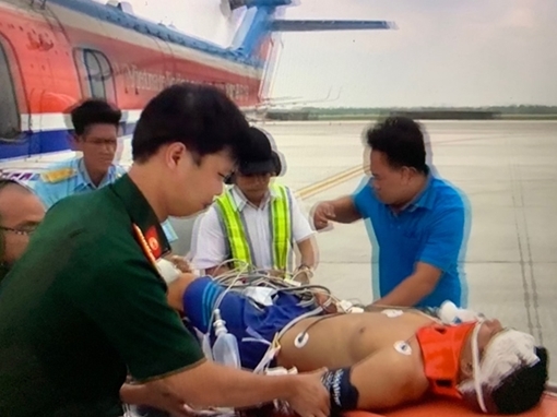 Đưa một chiến sĩ Trường Sa bị đa chấn thương về đất liền điều trị