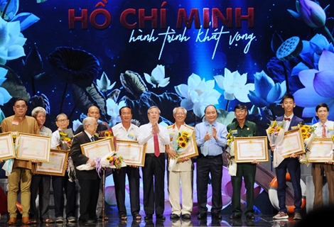 Mỗi người tốt, việc tốt là một bông hoa đẹp, cả dân tộc là một rừng hoa đẹp