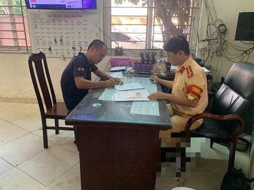 Phạt 2,5 triệu tước bằng 2 tháng tài xế không nhường đường xe chữa cháy