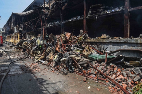 1.800 tấn phế liệu cháy ở kho Rạng Đông được chuyển về bãi rác Nam Sơn