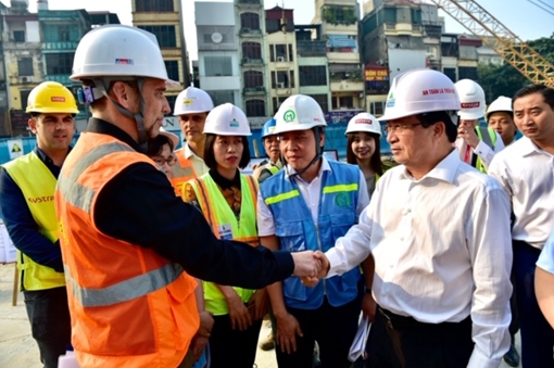 Phó Thủ tướng Trịnh Đình Dũng thị sát đường sắt trên cao, chốt thời hạn với tổng thầu