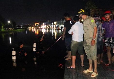 Triều cường ngập mất làn đường, người phụ nữ lao xe xuống hồ tử vong