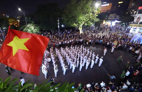 Những hành khúc Công an bên Hồ Gươm khiến du khách ngạc nhiên thán phục