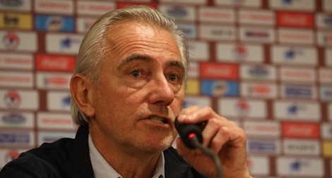 Thua trận, HLV Van Marwijk của UAE đổ lỗi cho trọng tài