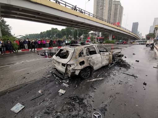 Hiện trường chiếc Mercedes cùng 3 xe máy cháy rụi trên phố