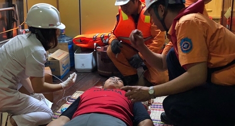 Cứu nạn thủy thủ Thái từ ngoài biển đưa về đất liền