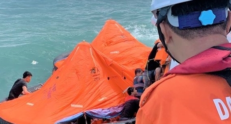 Tàu hàng chìm, 11 thuyền viên ôm phao nhảy xuống biển