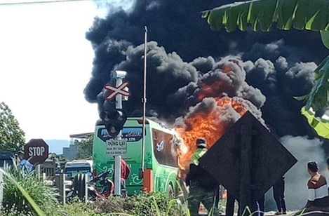 Xe khách hai tầng cháy rụi trên QL1A, 11 người thoát chết