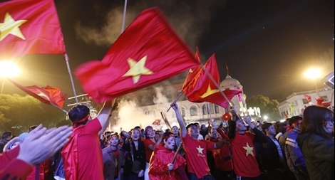 Người dân ngất ngây trong đêm vàng chiến thắng