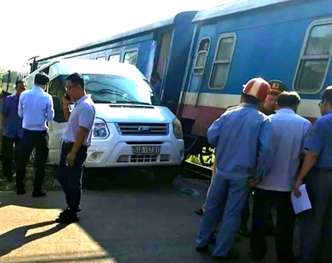 Tài xế chạy ẩu khiến 5 hành khách bị tàu hỏa tông nhập viện