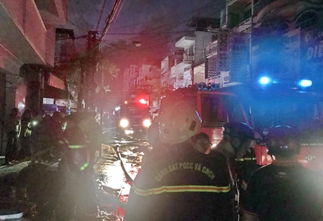 Giải cứu 3 người mắc kẹt trong vụ cháy nhà ngày đầu năm mới