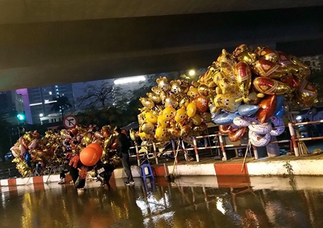 Người Hà Nội "vỡ kế hoạch" vì cơn mưa sầm sập tối 30 Tết