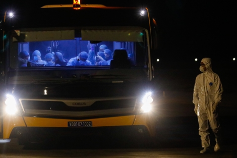 Đón 30 công dân Việt Nam từ Vũ Hán trở về Vân Đồn