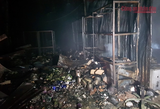 Cháy lớn thiêu rụi 3 cửa hàng bán đồ gia dụng lúc nửa đêm
