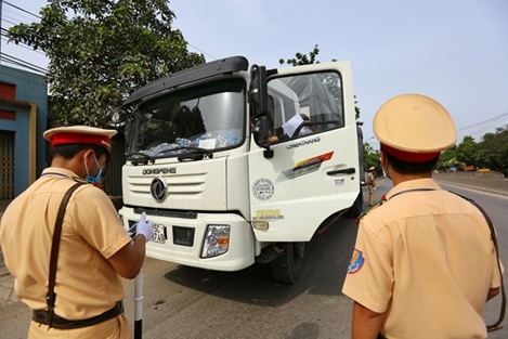 CSGT bám đường ngày nắng nóng xử lý xe quá tải trên QL1A