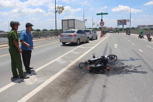 Xe máy đang chạy bỗng bốc cháy ngùn ngụt giữa cầu