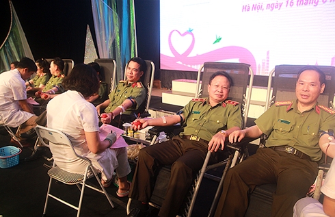 Lãnh đạo Cục Truyền thông CAND cùng cán bộ, chiến sĩ tham gia hiến máu