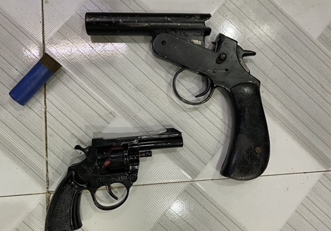  25 thanh niên mang theo súng vào nhà nghỉ chơi ma túy