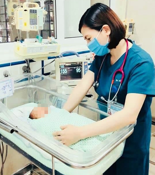 Bé sơ sinh bị mẹ bỏ rơi 2 ngày dưới hố ga ngoài trời nắng đã tử vong