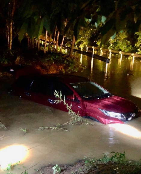 Lũ cuốn trôi 2 xe ô tô, 12 người may mắn thoát nạn