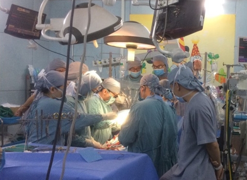 Nghi vấn bé trai 9 tuổi bị mẹ dùng kéo đâm nguy kịch 