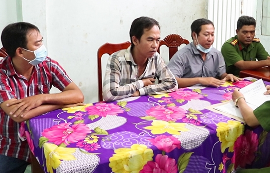 Nghi bị bịp, 5 con bạc chặn đường cướp lại tiền thua bạc