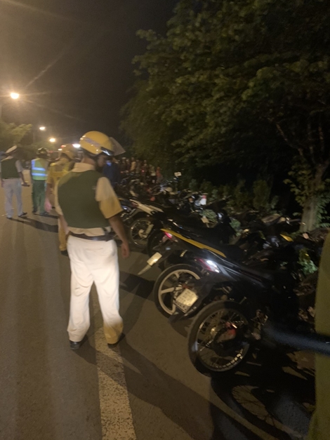 Tạm giữ 17 quái xế đua xe lúc rạng sáng