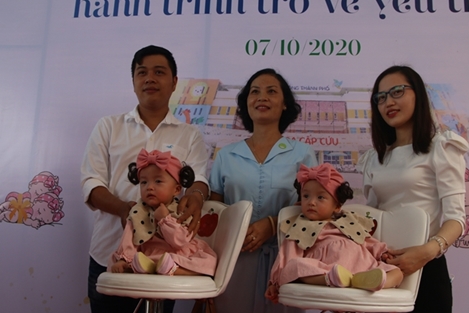 Cặp song sinh Diệu Nhi-Trúc Nhi xuất viện