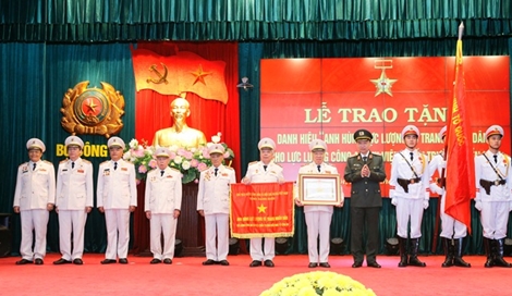 Lực lượng Công an chi viện chiến trường miền Nam đón nhận danh hiệu Anh hùng LLVTND