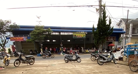 Ngang nhiên lập chợ trên hành lang quốc lộ